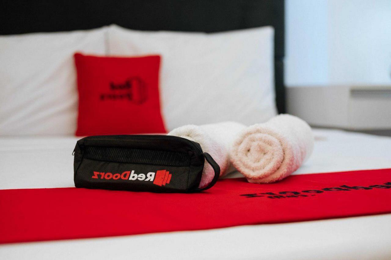 ホテル Reddoorz @ Jalan Brigjend Katamso Medan 2 エクステリア 写真