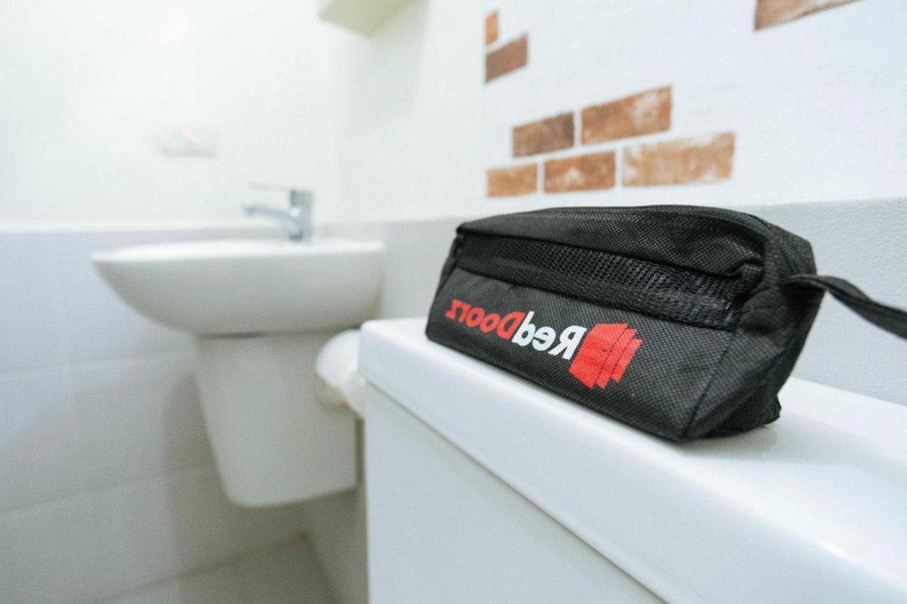ホテル Reddoorz @ Jalan Brigjend Katamso Medan 2 エクステリア 写真
