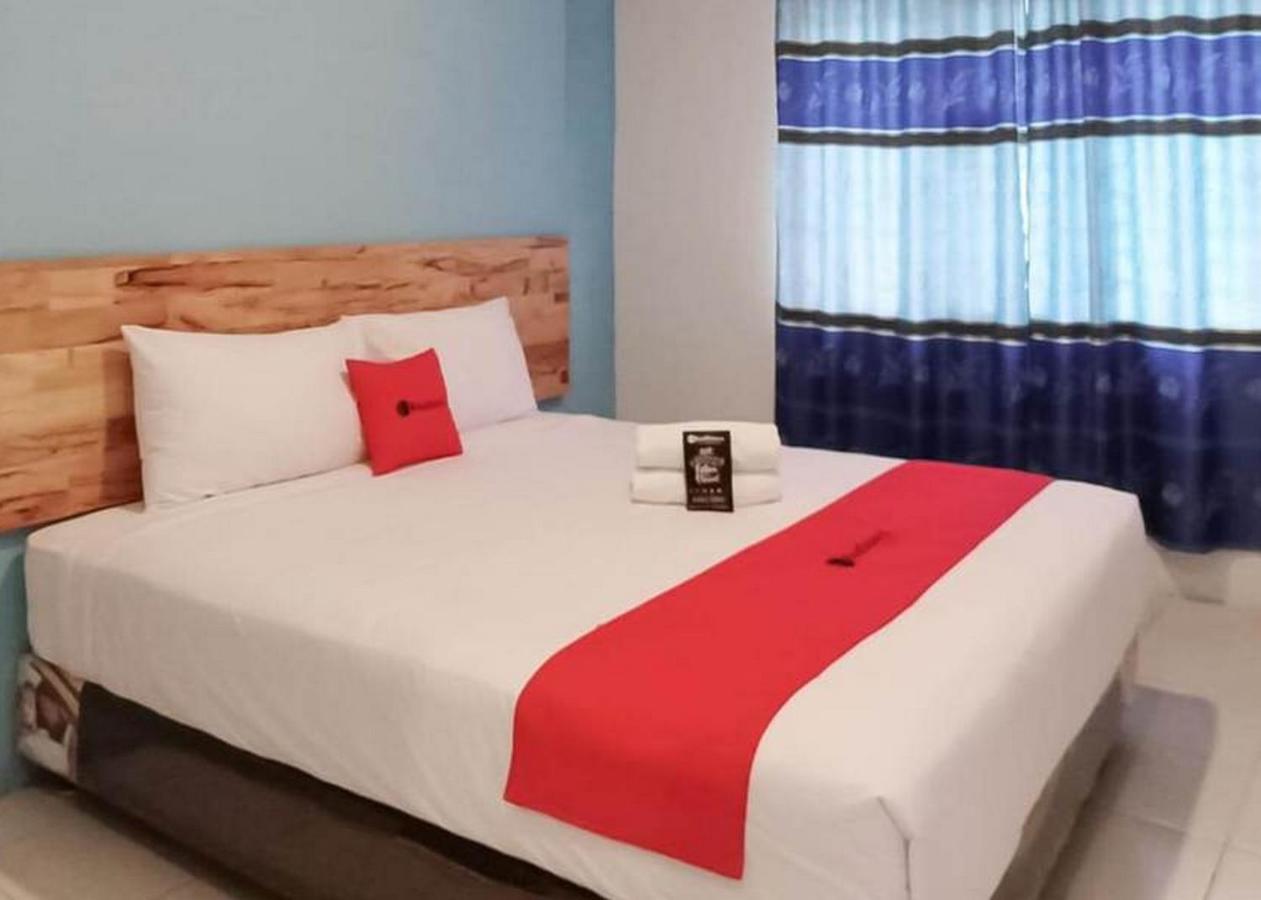 ホテル Reddoorz @ Jalan Brigjend Katamso Medan 2 エクステリア 写真