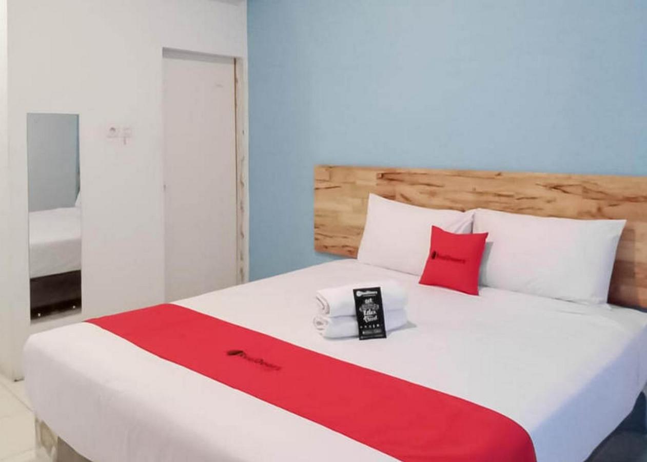 ホテル Reddoorz @ Jalan Brigjend Katamso Medan 2 エクステリア 写真